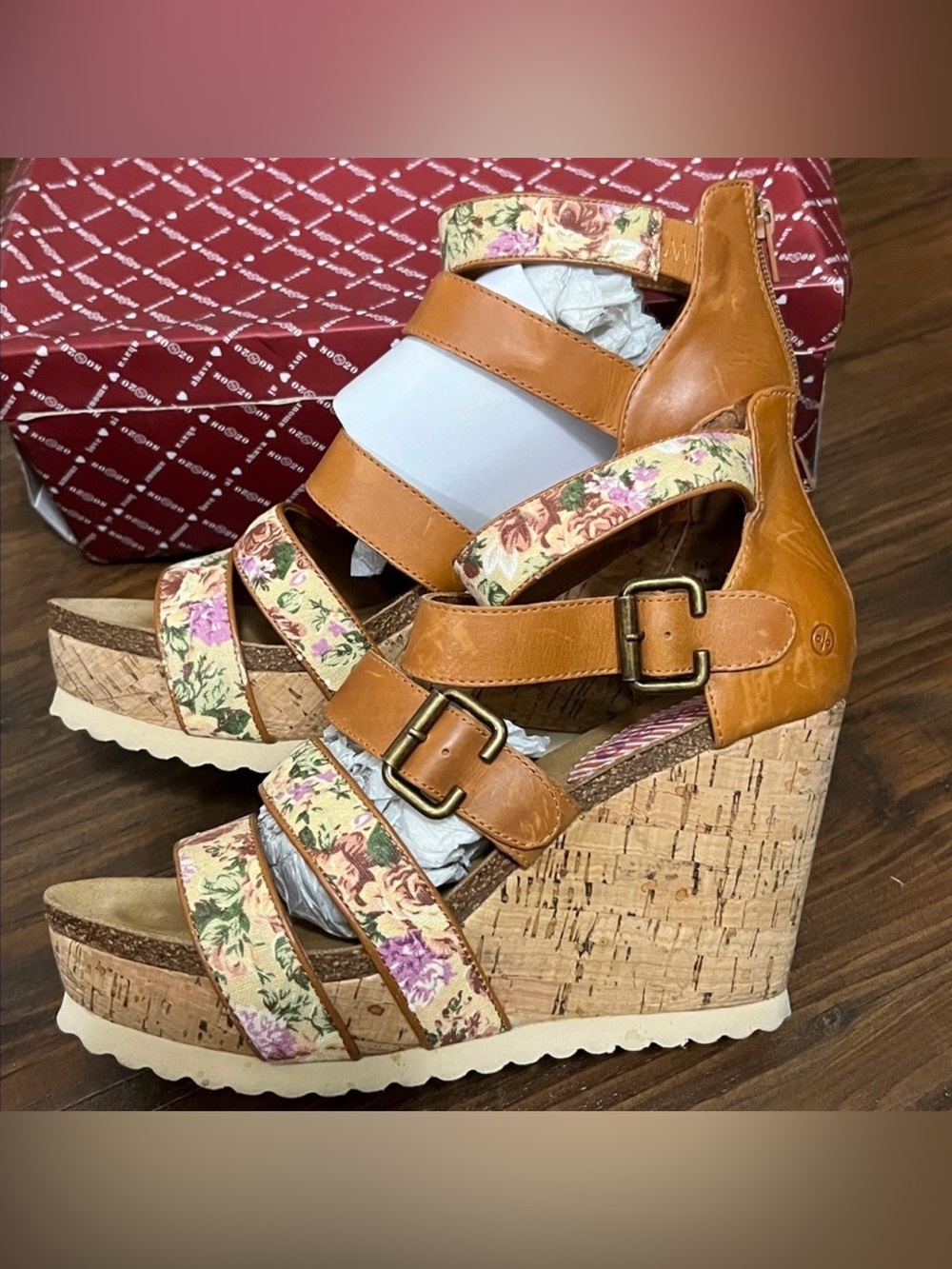 80/20 Willa Wedge Floral Sandals
Size 9
